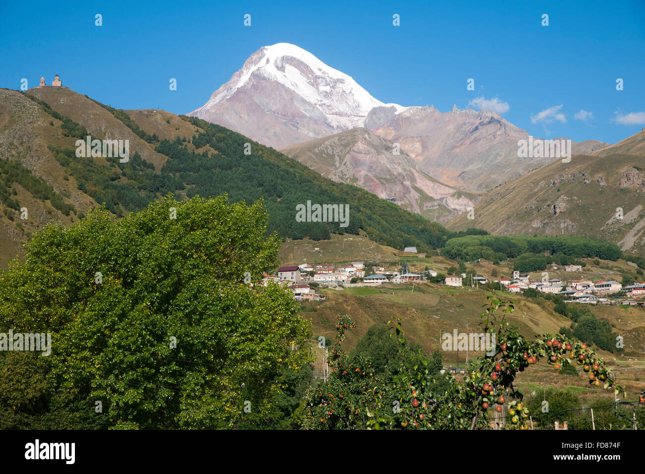 Georgien, Mtskheta-Mtianeti, Stepansminda, Blick zum Gipfel des Kazbeg. Stock Photo