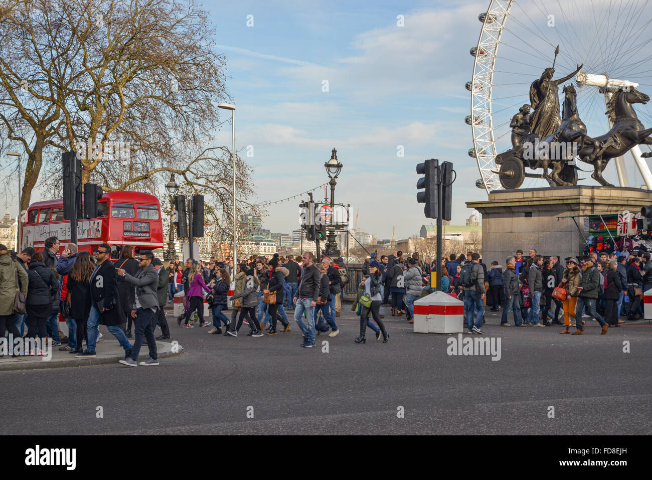 London tourist crowd hi-res stock photography and images - Alamy