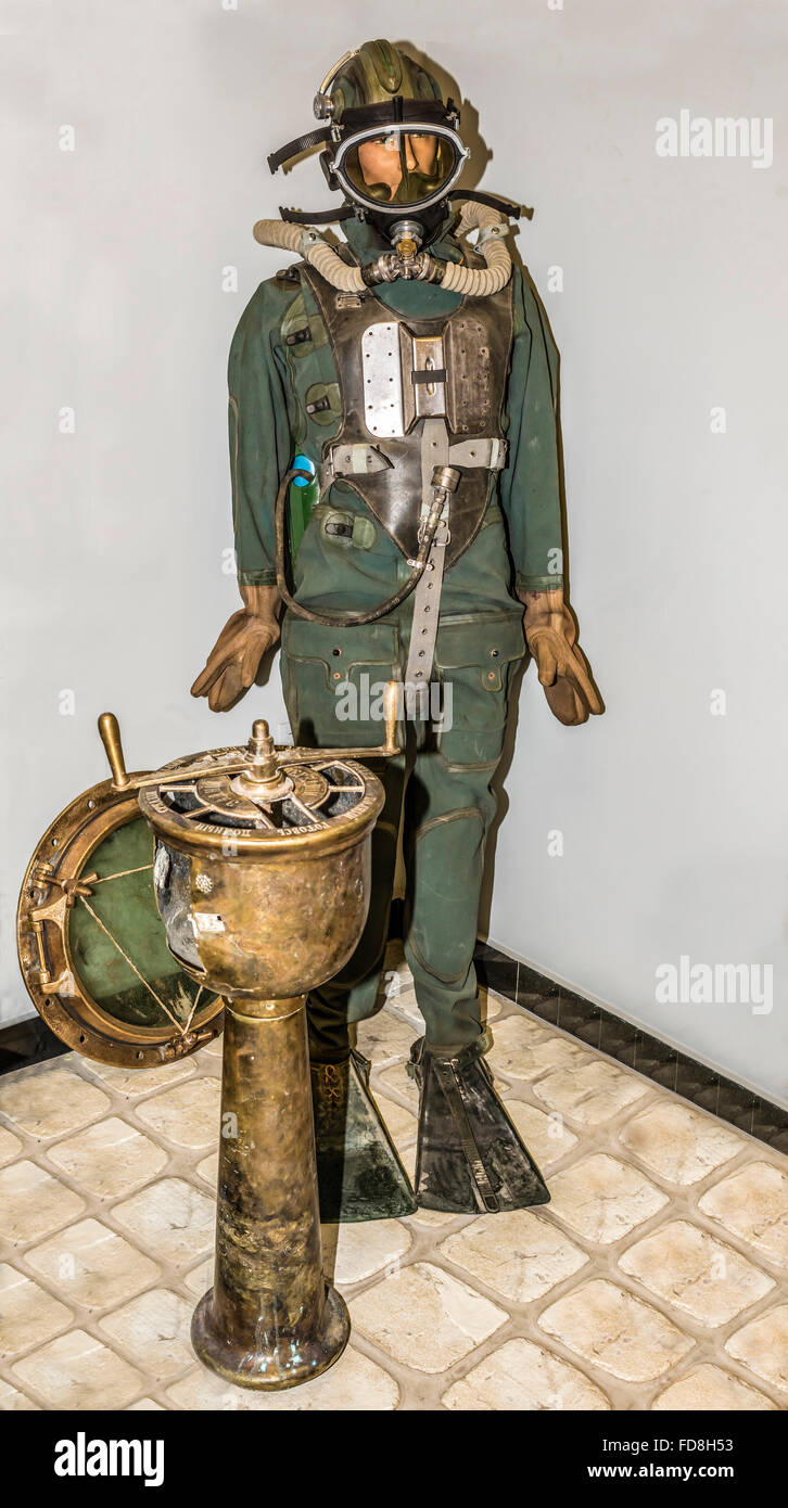 Diving suit antique hires stock photography and images Alamy