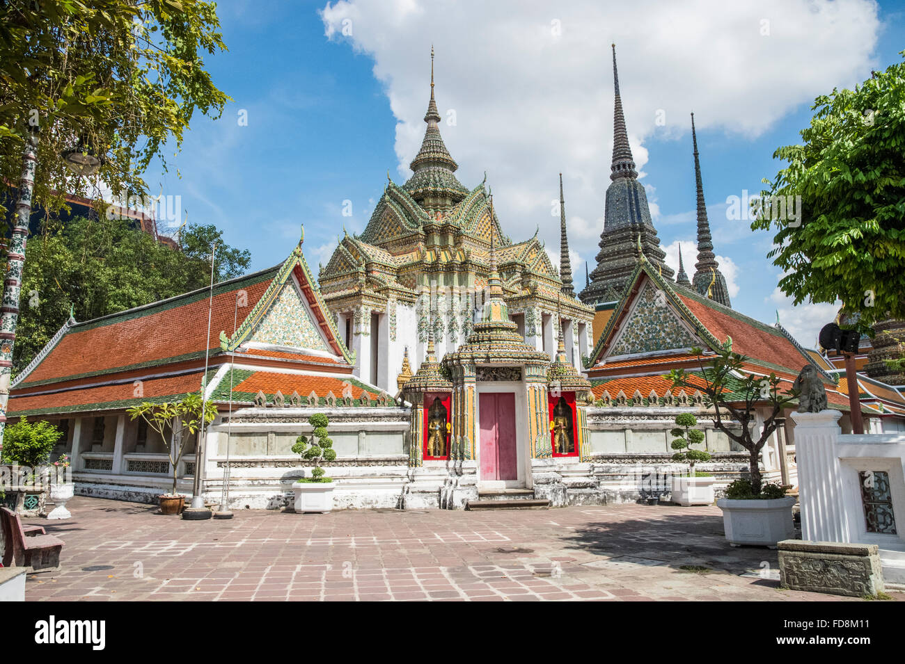 Wat Po, Temple of the Reclining Buddha Central courtyard Stock Photo