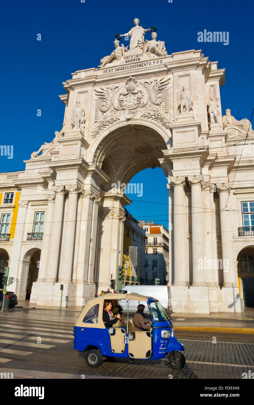 Tuk tuk, in front of Triunfal da Rua Augusta, Praça do Comércio, Baixa, Lisbon, Portugal Stock Photo