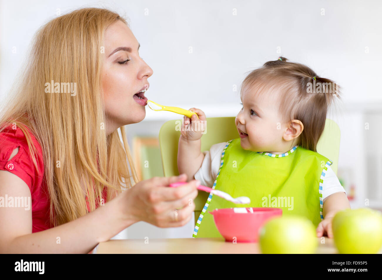Еду маму друга. Ребенок кушает с мамой. Мама с ребенком завтракают. Мама кормит ребенка. Мама малыш кушает.