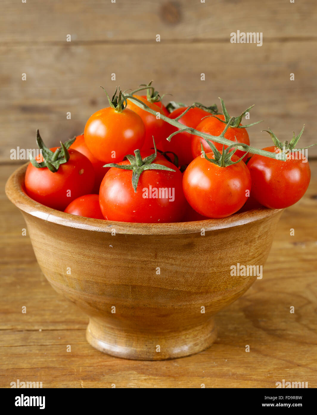 Fresh ripe red tomatoes in a wooden bowl Stock Photo - Alamy