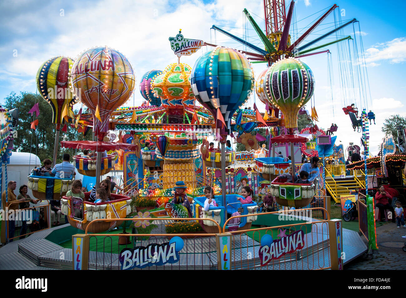 DEU, Germany, Duesseldorf, fun fair at the banks of the river Rhine in ...