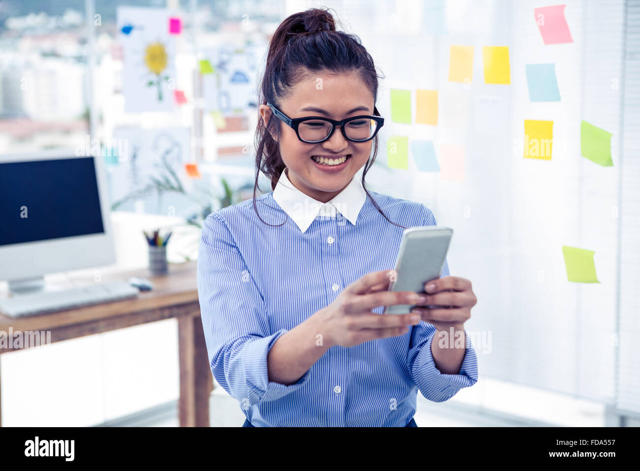 Asian businesswoman on smartphone hi-res stock photography and images ...