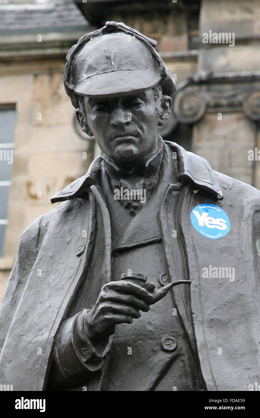 Sherlock Holmes statue in Edinburgh (birthplace of author, Sir Arthur Conan Doyle) during Scottish independence referendum sporting a Yes sticker Stock Photo