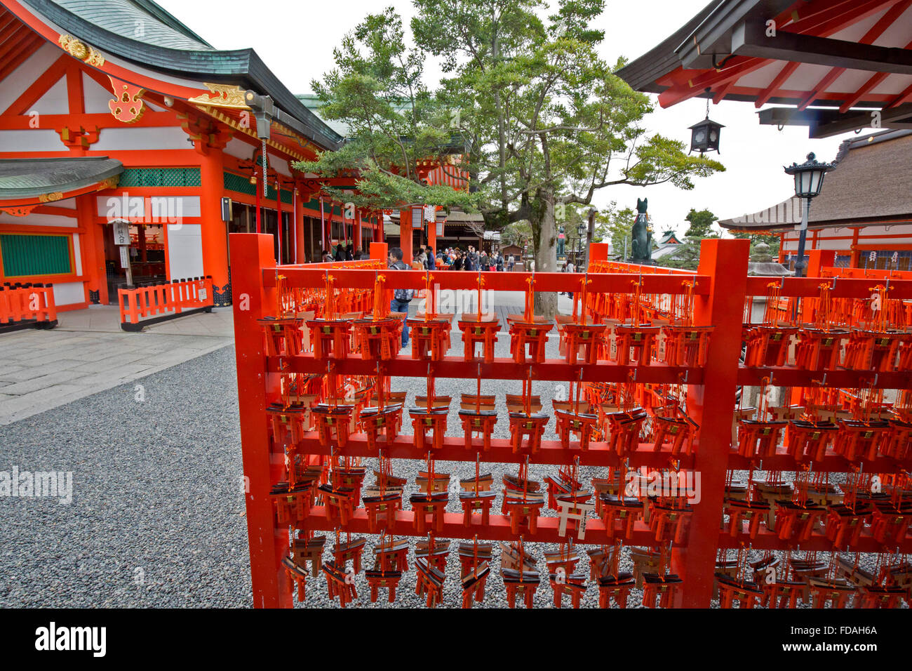Torii gate kyoto japon hi-res stock photography and images - Alamy