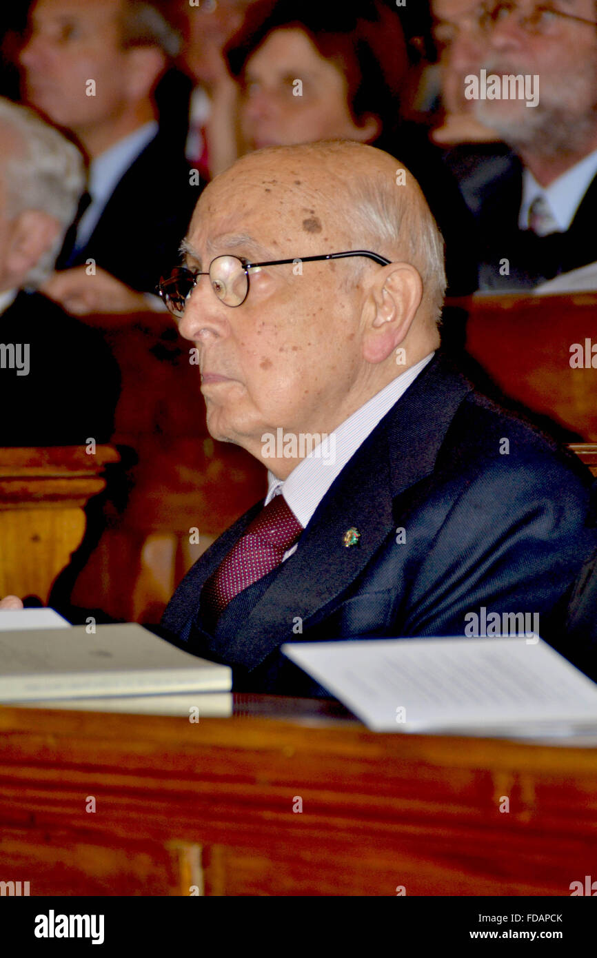 Naples, Italy. 29th Jan, 2016. Senator Giorgio Napolitano - eleventh President of the Italian Republic - receives the Postgraduate Diploma of the National Society of Sciences, Letters and Arts in Naples as an honorary member. The award ceremony was held during the opening session of the academic year 2016. Credit:  Maria Consiglia Izzo/Pacific Press/Alamy Live News Stock Photo