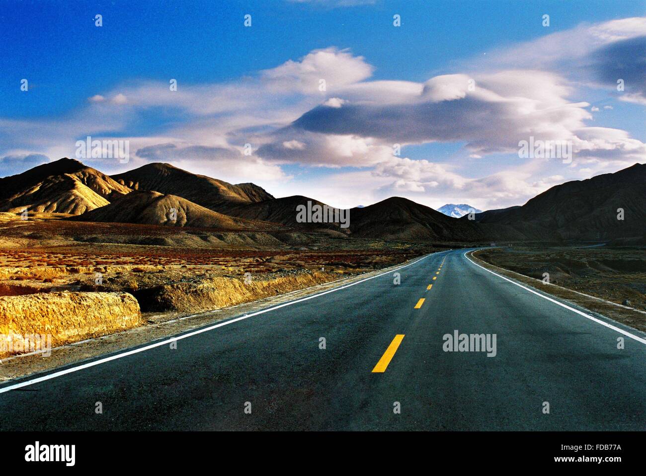 Highway in qinghai province,china hi-res stock photography and images ...