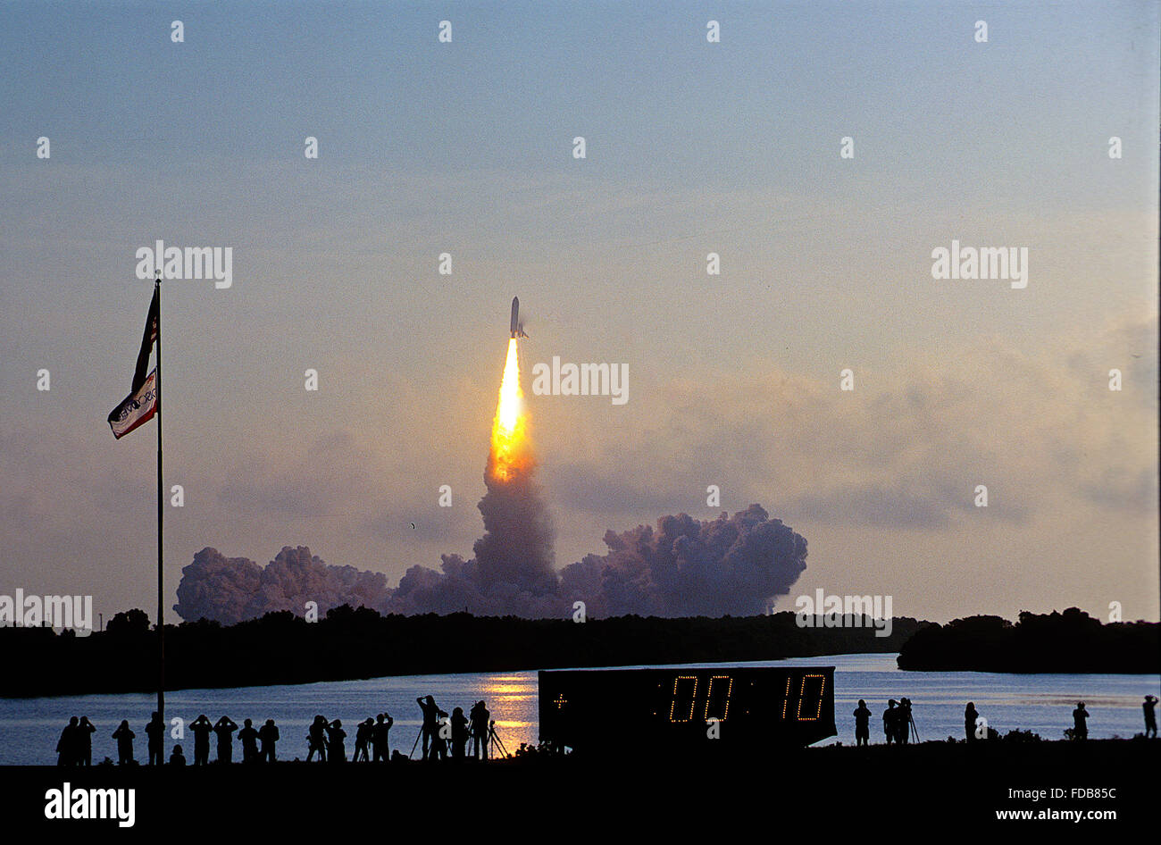 Merritt Island, Florida, USA, 28th April, 1991 With the mission clock in the foreground Space Shuttle 'Discovery' Lifts off from pad 39A on STS-39. Mission: Department of Defense, AFP-675; IBSS; SPAS-II Space Shuttle: Discovery Launch Pad: 39A Launched: April 28, 1991, 7:33:14 a.m. EDT Landing Site: Kennedy Space Center, Florida Landing: May 6, 1991, 2:55:37 p.m. EDT Mission Duration: 8 days, 7 hours, 22 minutes, 23 seconds Dedicated Department of Defense mission. An unclassified payload included Air Force Program-675 (AFP675); Infrared Back Credit: Mark Reinstein Stock Photo