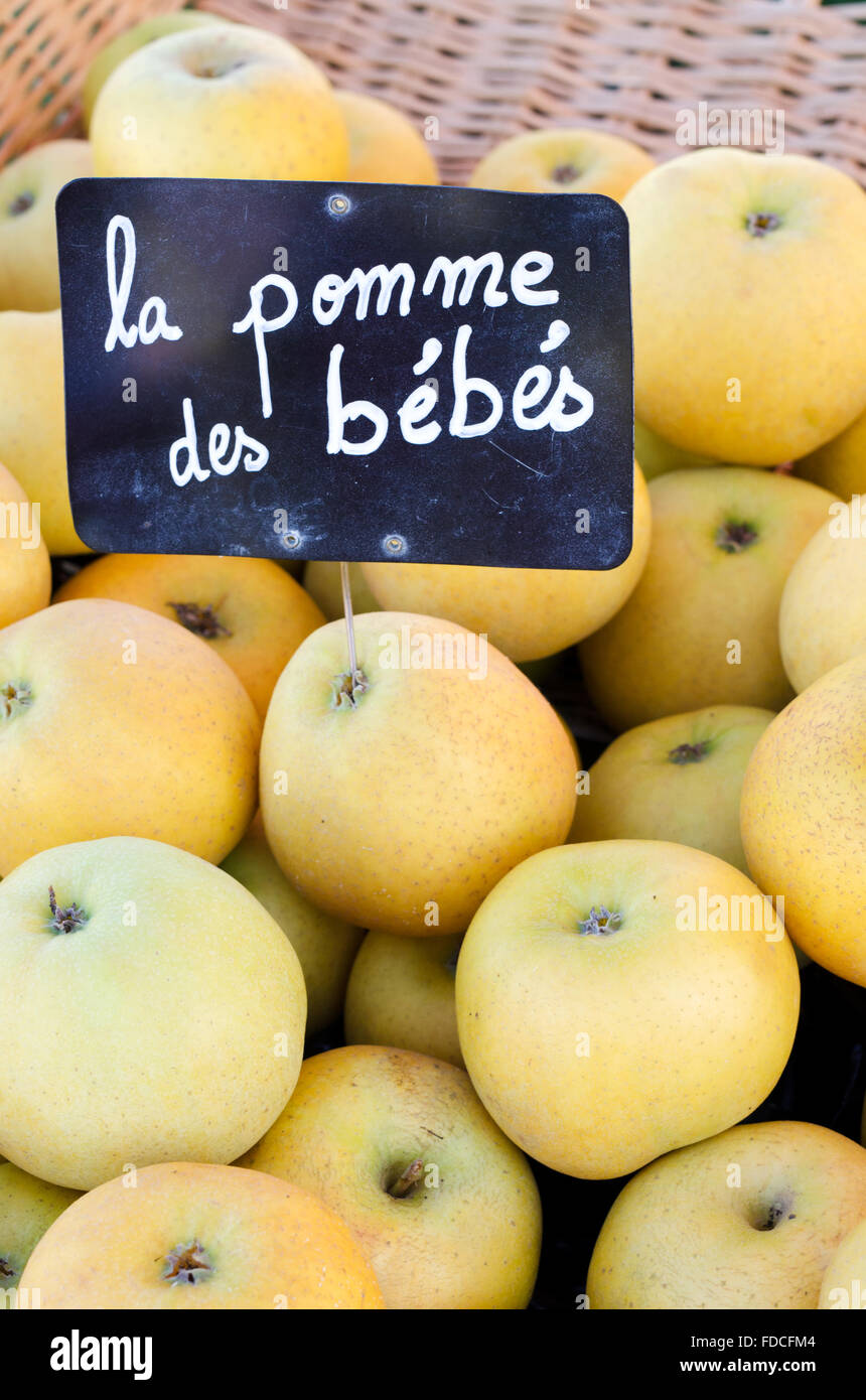 Yellow apples for sale in French food market - la pomme des bébés Stock Photo