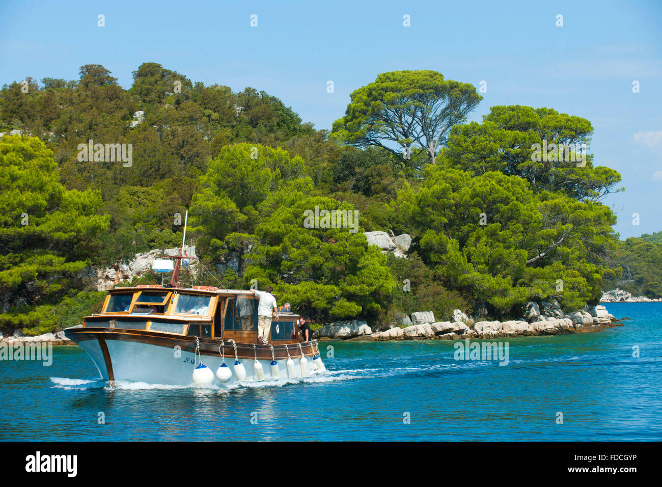 Kroatien, Dalmatien, Insel Mljet Ausflugsboot auf dem See Veliko Jezero (Grosser See) im Nationalpark Stock Photo