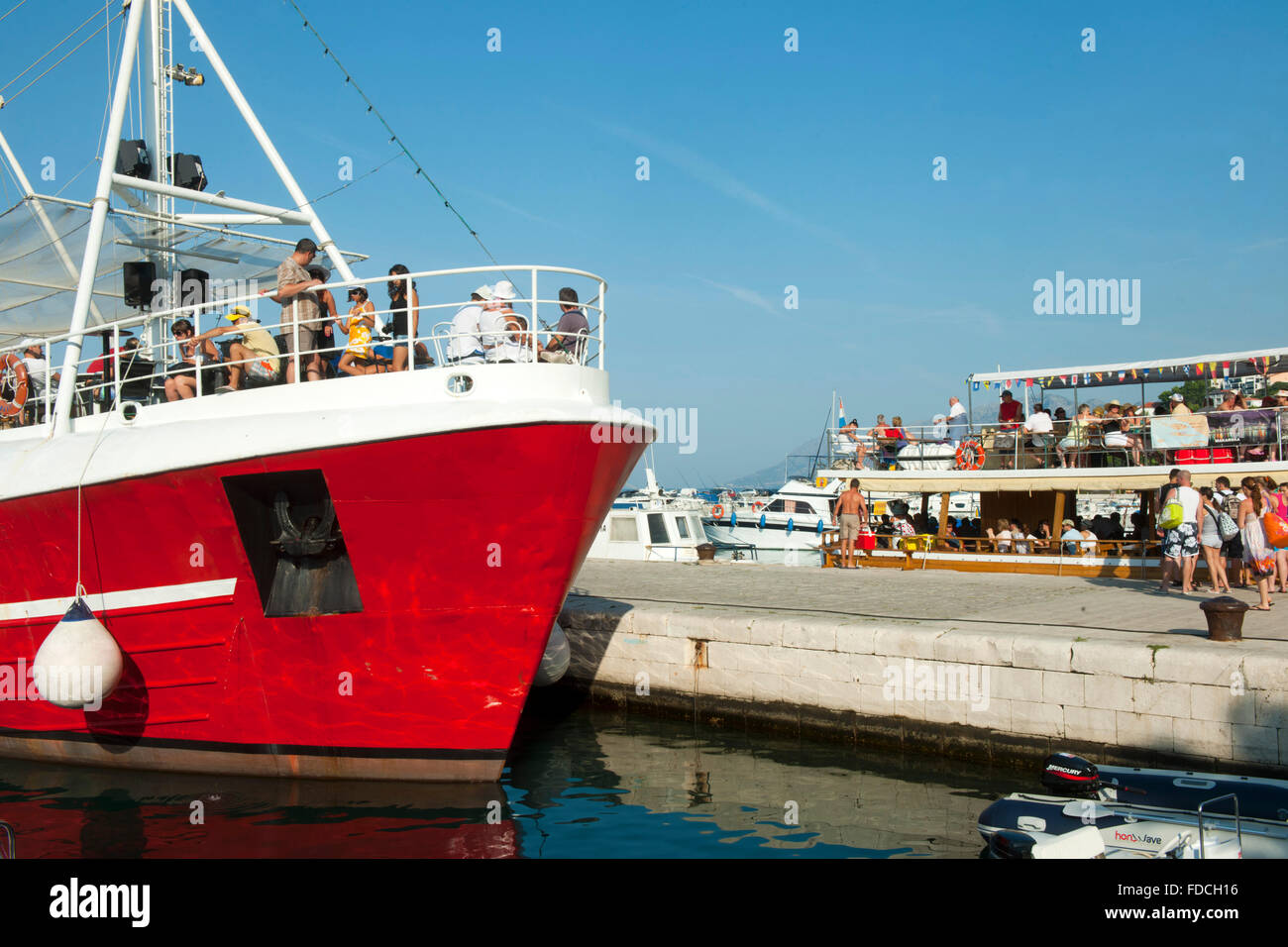 Kroatien, Dalmatien, Makarska Riviera, Ausflugsschiffe in Baska Voda Stock Photo