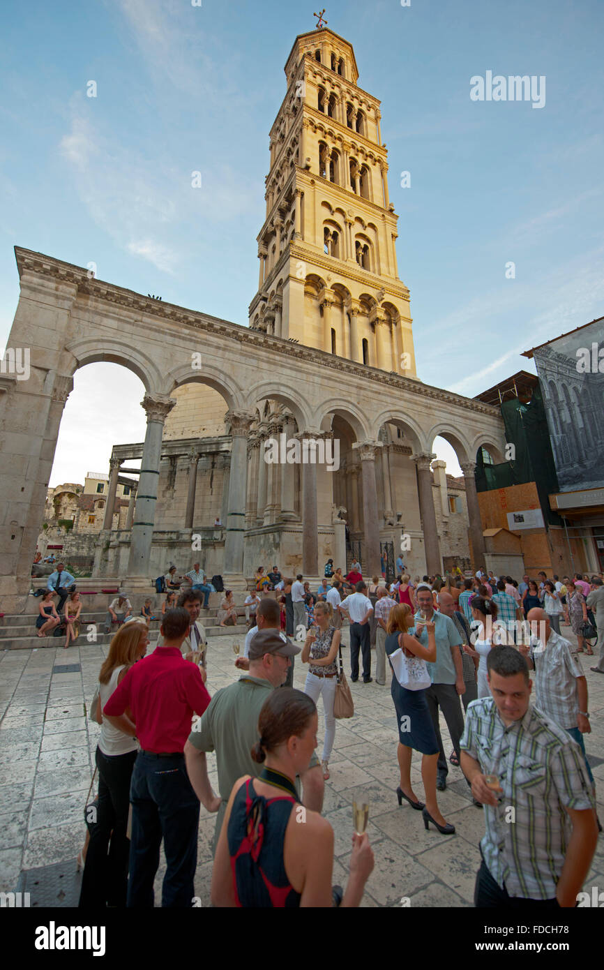 Kroatien, Dalmatien, Split, Touristen vor dem Dom St. Domnius und dem Peristyl des Diokletianpalastes. Stock Photo