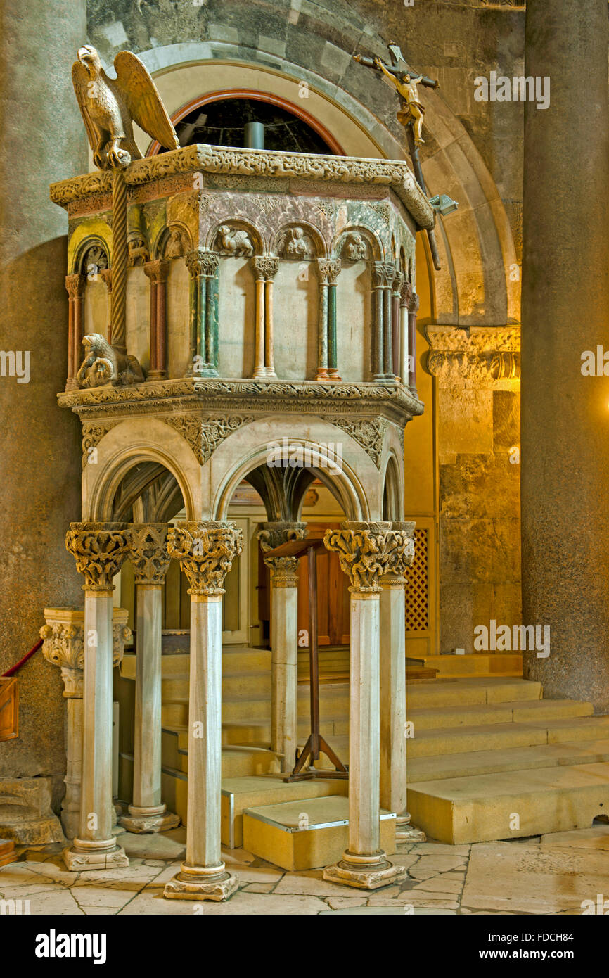 Kroatien, Dalmatien, Split, Innenraum des Doms, der Kathedrale Sveti Duje (Domnius von Split).Die Kanzel ist ein Werk der Spätro Stock Photo