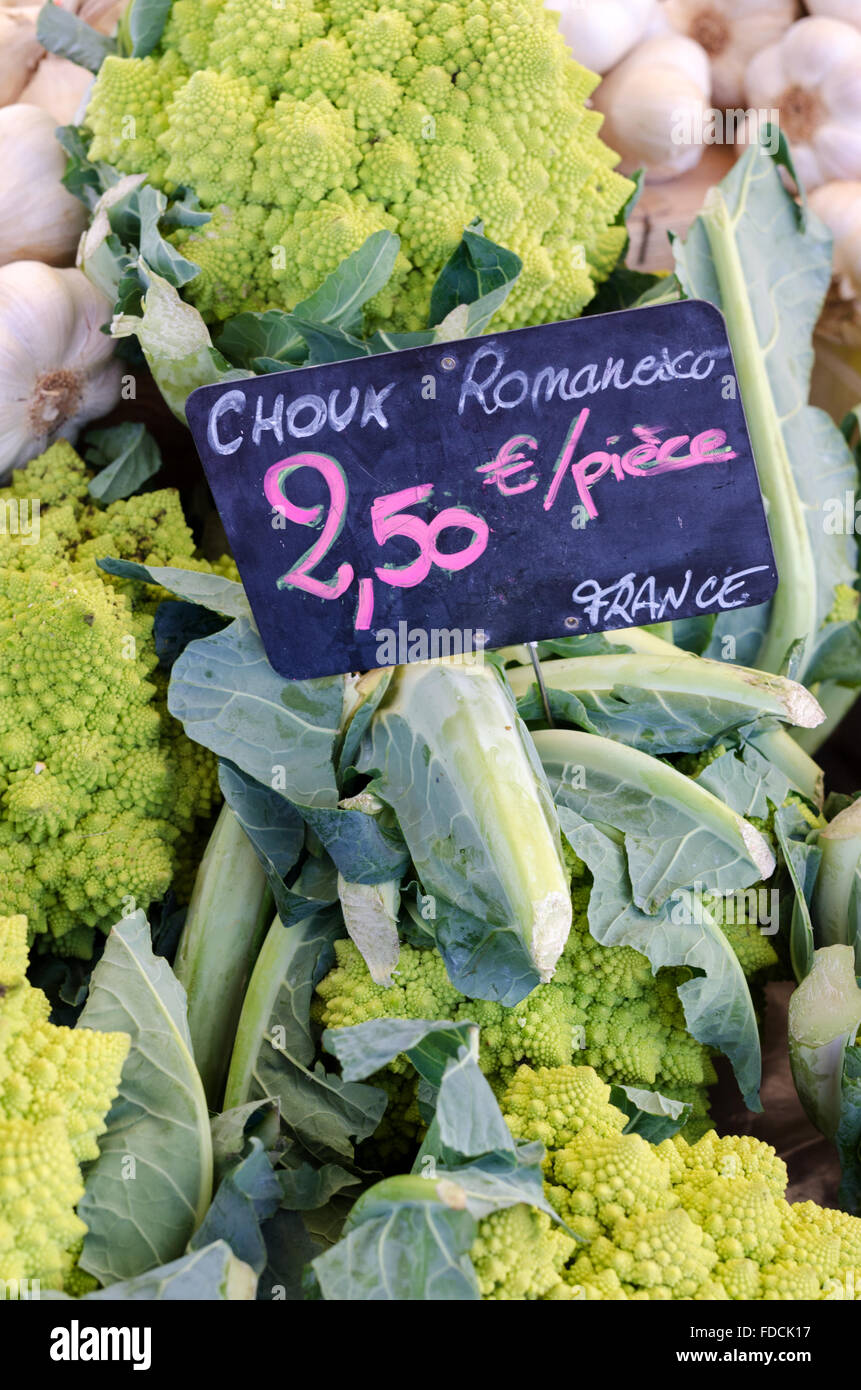 Fresh Romanesco choux / Romanesco cabbage/ cauliflower for sale on at a French farmers market stall with chalkboard price tag Stock Photo