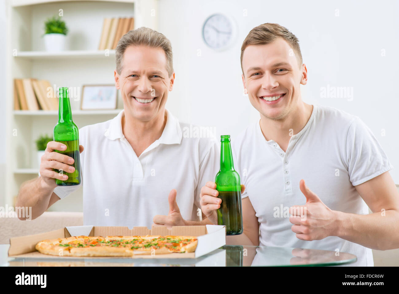 Взрослый сын пьет. Отец с пивом. Отец и сын выпивают. Отец сын пиво. Папа пьет пиво.