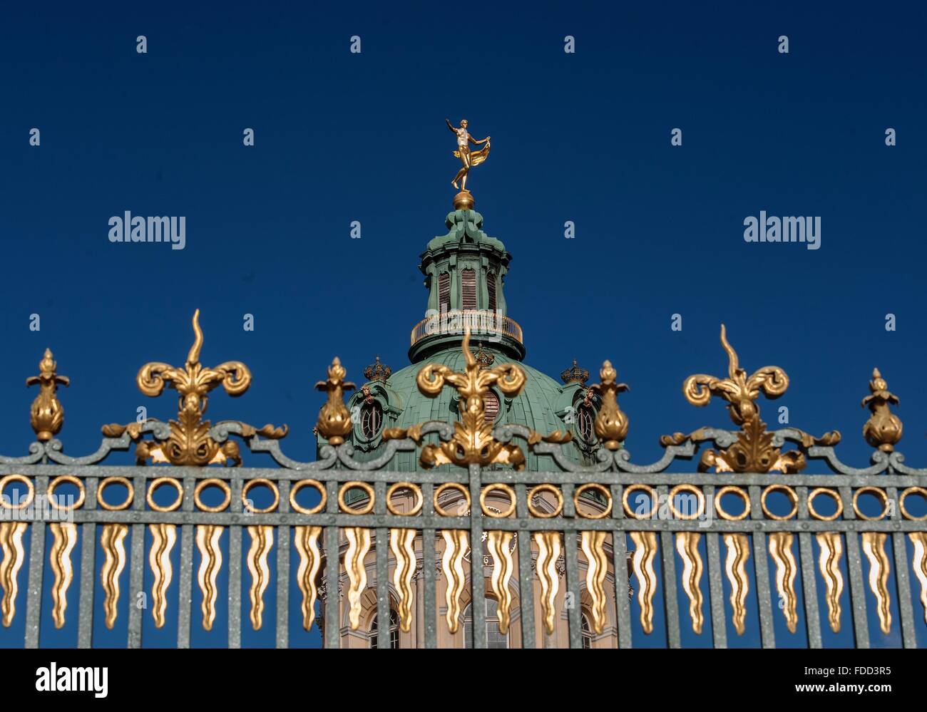 Berlin, Germany. 28th Jan, 2016. Blue skies over Charlottenburg Palace in Berlin, Germany, 28 January 2016. After the last days the of drib weather, the sun is showing its face every now and then. Photo: Paul Zinken/dpa/Alamy Live News Stock Photo