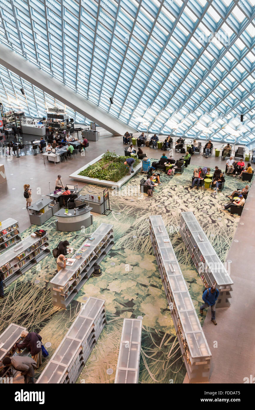 People in the 'Living Room' of the modern Seattle Central Library, designed by architects Rem Koolhaas and Joshua Prince-Ramus Stock Photo