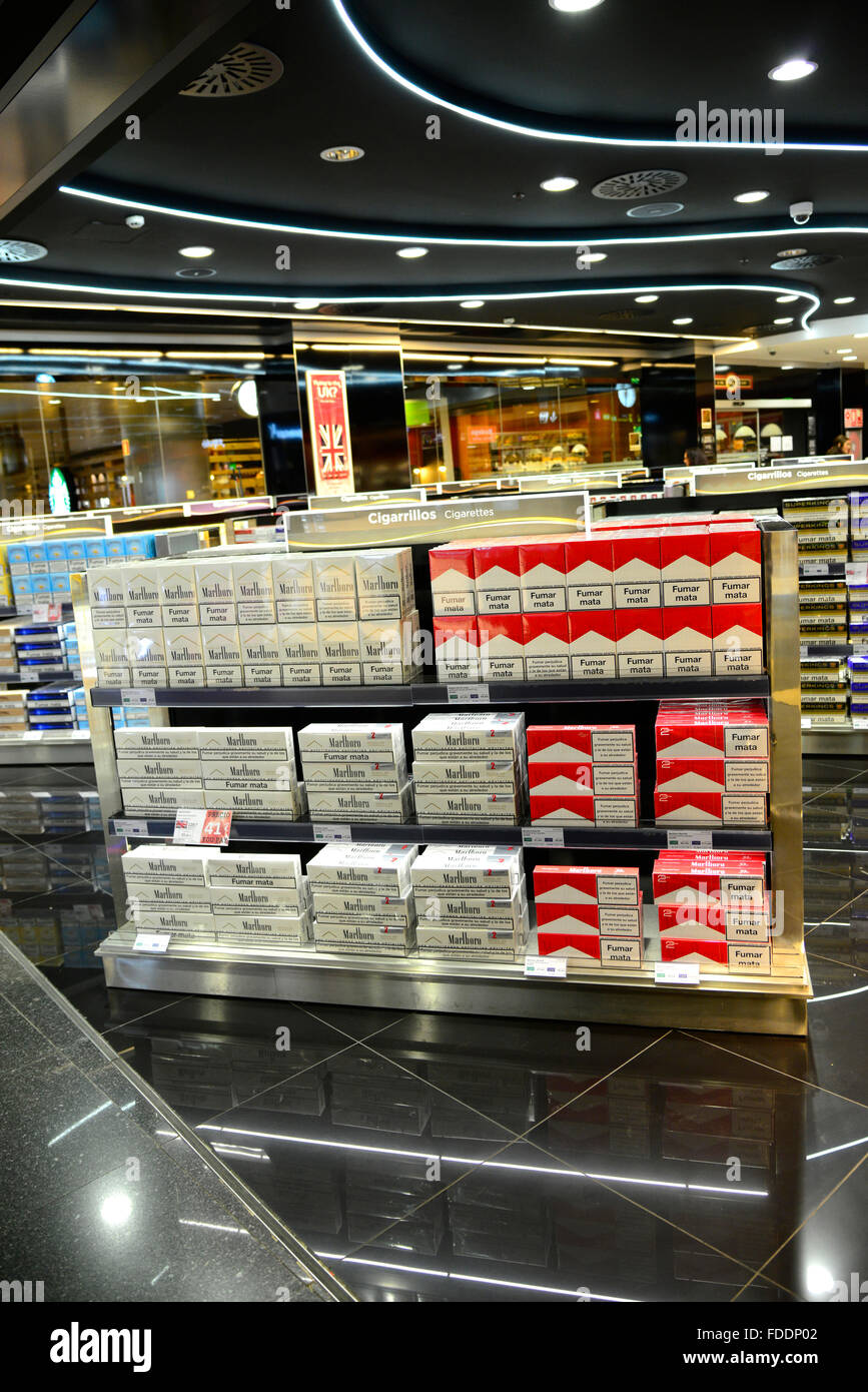 tobacco duty free spain Duty free cigarettes in shop hi-res stock photography and images - Page 2