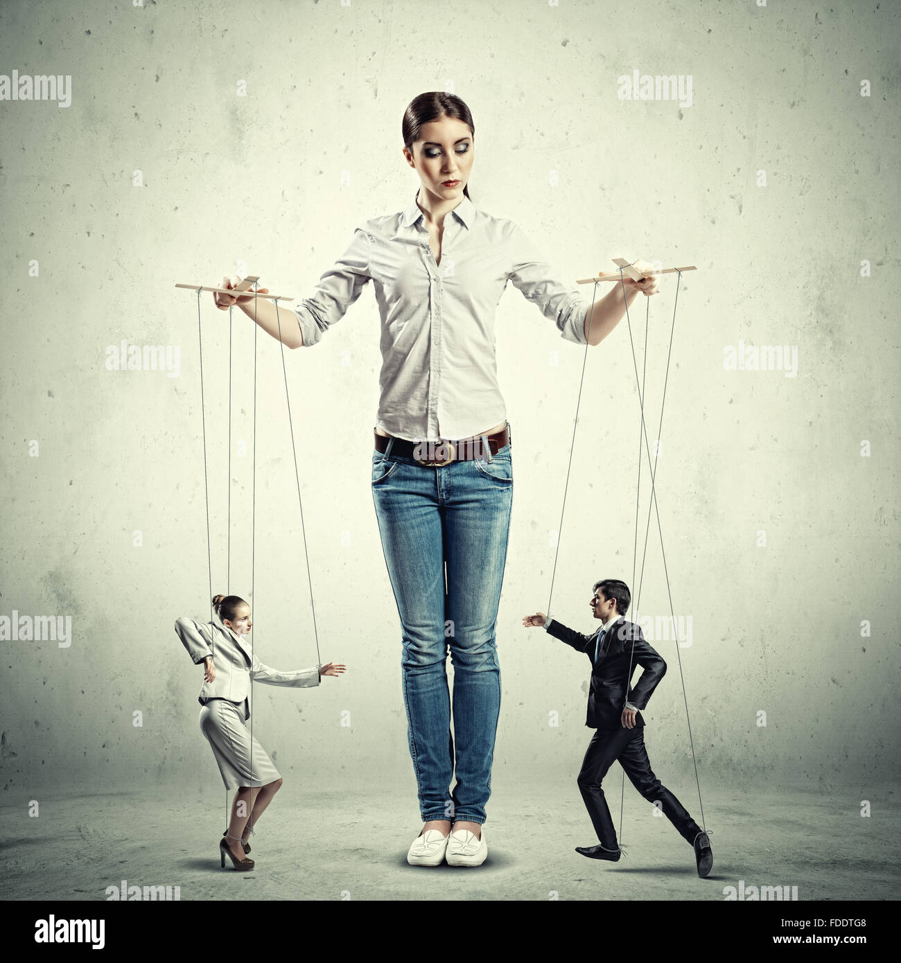 Женщина манипулирует мужчиной. Манипуляция любовью. Человек на веревочках. Человек манипулирует стоковое фото. Манипулирование мужчиной.
