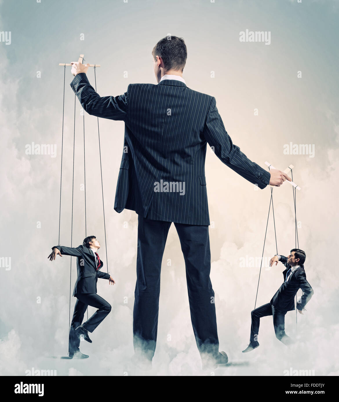 Денежная марионетка. Манипулятор кукловод манипуляция интересы. Пространственная манипуляция. Правительство марионетки. Цвет манипуляции.