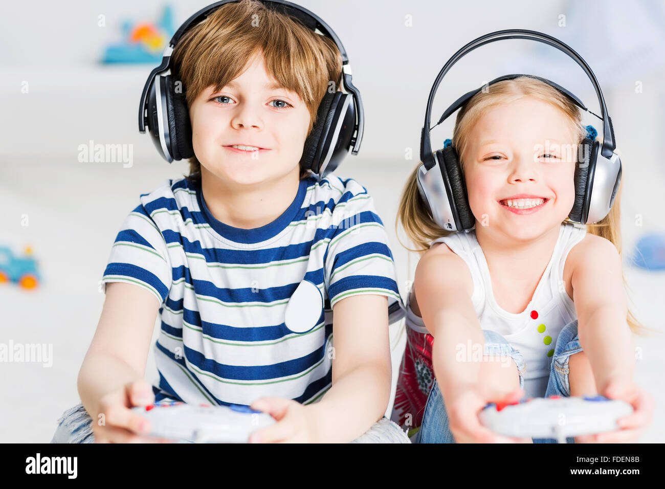 Young Boy and Girl Play Games and Listen To Music on Mobile Phones Stock  Photo - Image of hand, gamer: 135473906