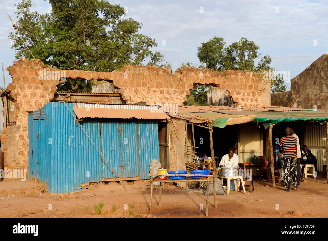 SOUTH SUDAN, Bahr al Ghazal region, Lakes State, town Rumbek , destroyed building from war between SPLA and north sudanese army / SUED-SUDAN  Bahr el Ghazal region , Lakes State, Rumbek , zerstoertes Haus aus dem Buergerkrieg zwischen SPLA und Nord Sudan Stock Photo