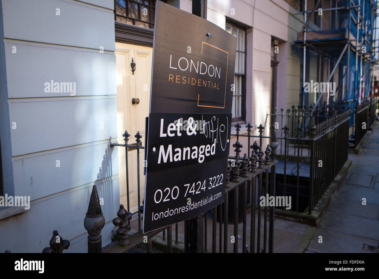 Let & Managed Estate Agent Sign outside terraced housing Stock Photo