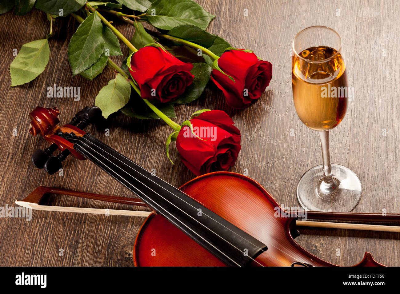 Red Roses And Violin Red roses and a violin on the table Stock Photo - Alamy