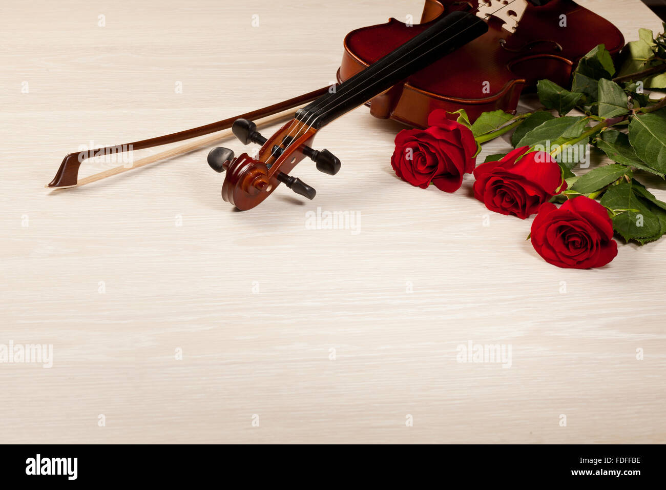 Red Roses And Violin Red roses and a violin on the table Stock Photo - Alamy