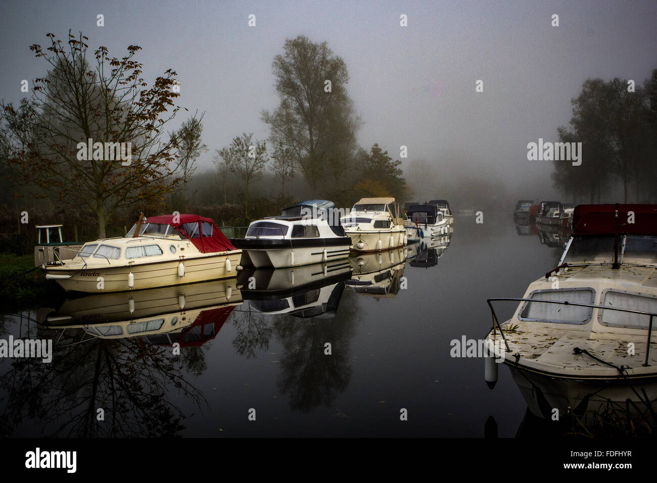 Boats on the river in the early morning mist at Paper Mill Lock Stock Photo