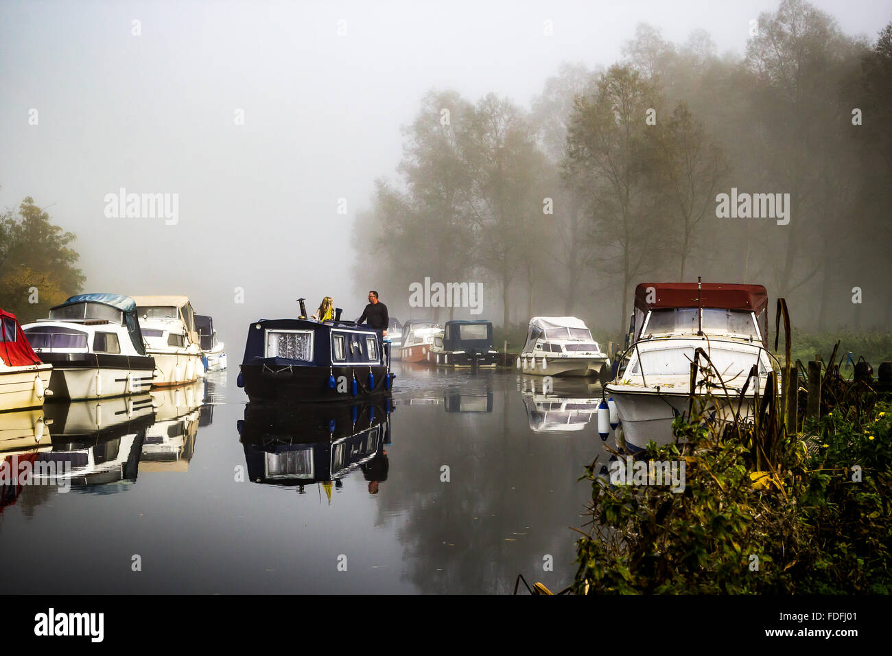 Boats on the river in the early morning mist at Paper Mill Lock Stock Photo