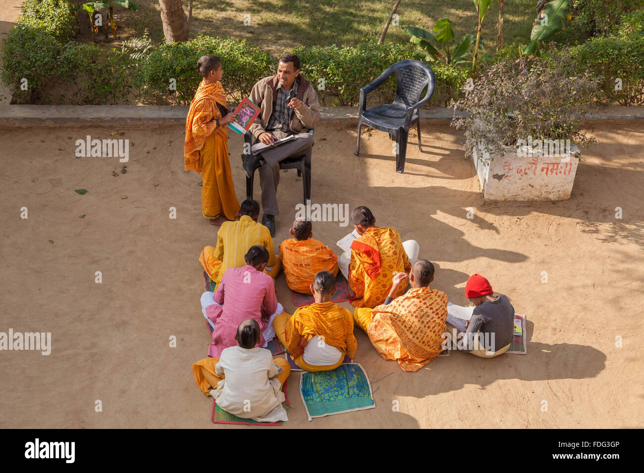 A teacher conducts an outdoor class for boys of Hindu persuasion in Agra, India Stock Photo