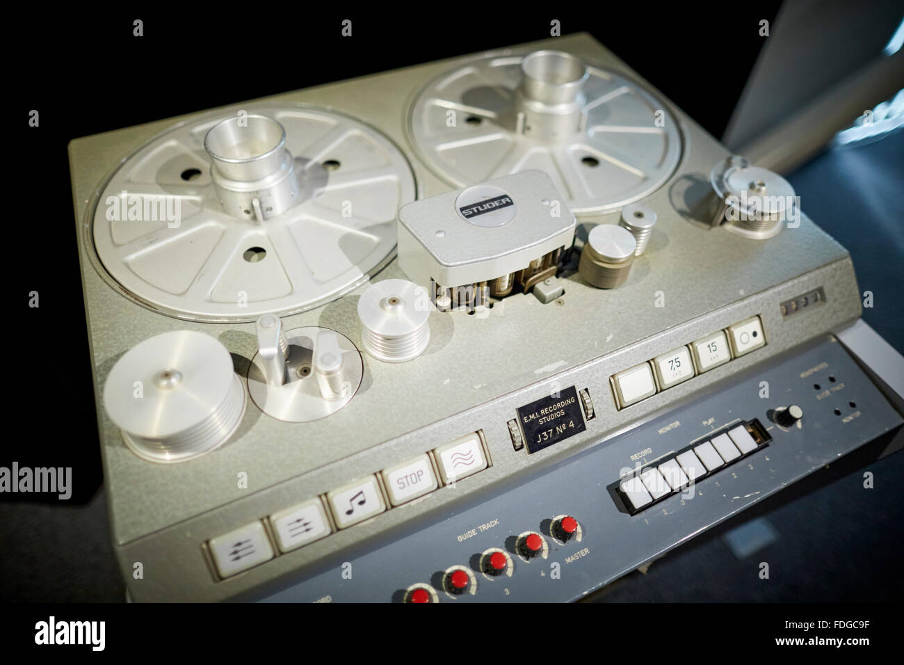 File:EMI tape recorder used at Abbey Road Studio (7) internals of reel to  reel (left).jpg - Wikimedia Commons