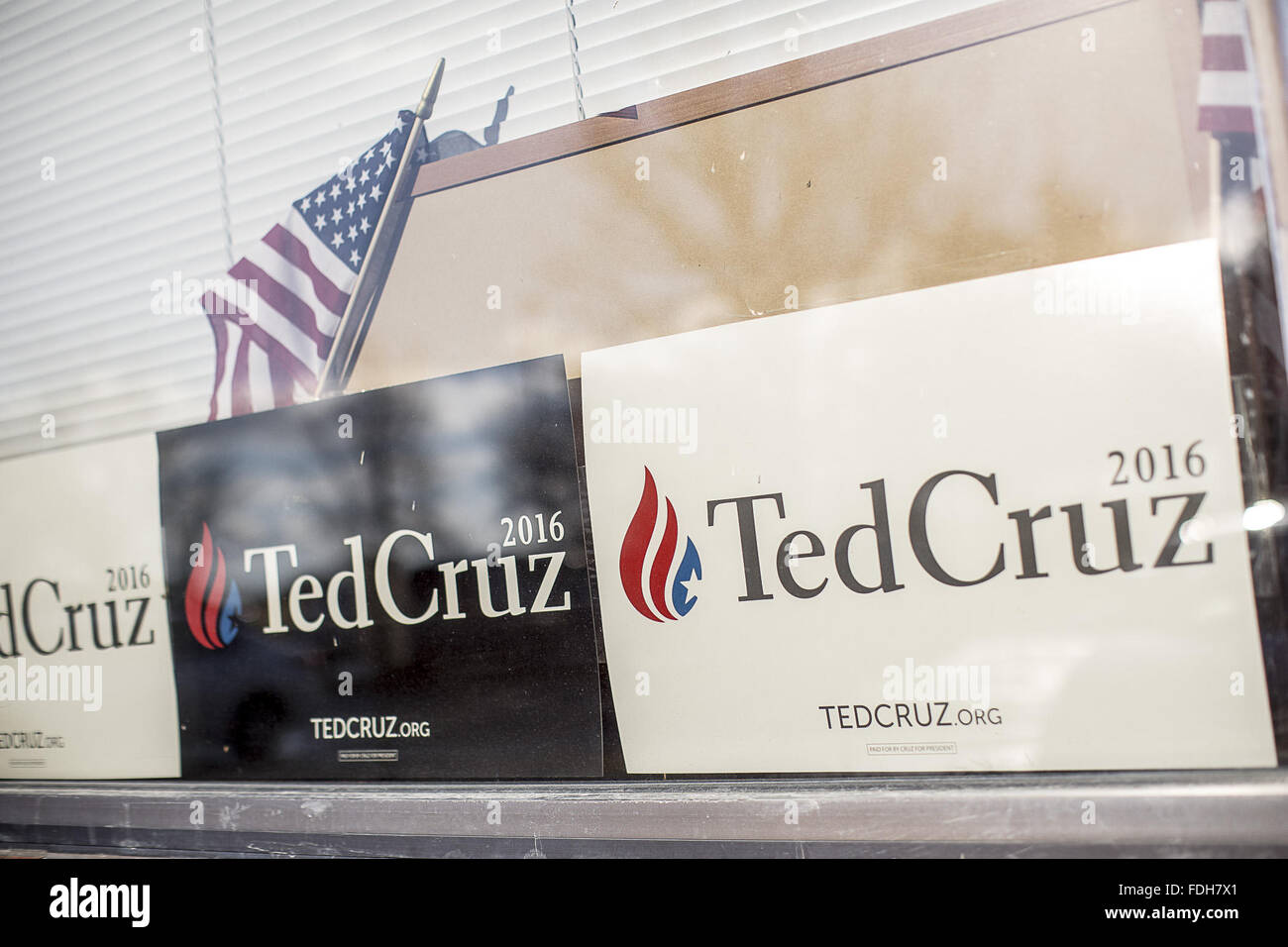 Urbandale, Iowa, USA. 31st Jan, 2016. Signs in the campain headquarters