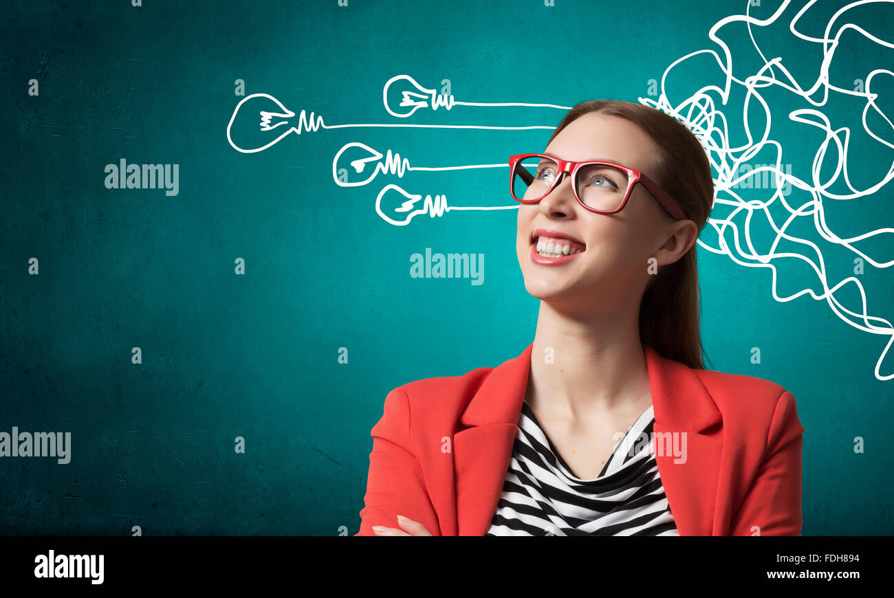 Мужчина думает. Азиатская женщина думает. Девушка думает что надеть стоковые фото. Мужчина думает. Конструктивно думать.