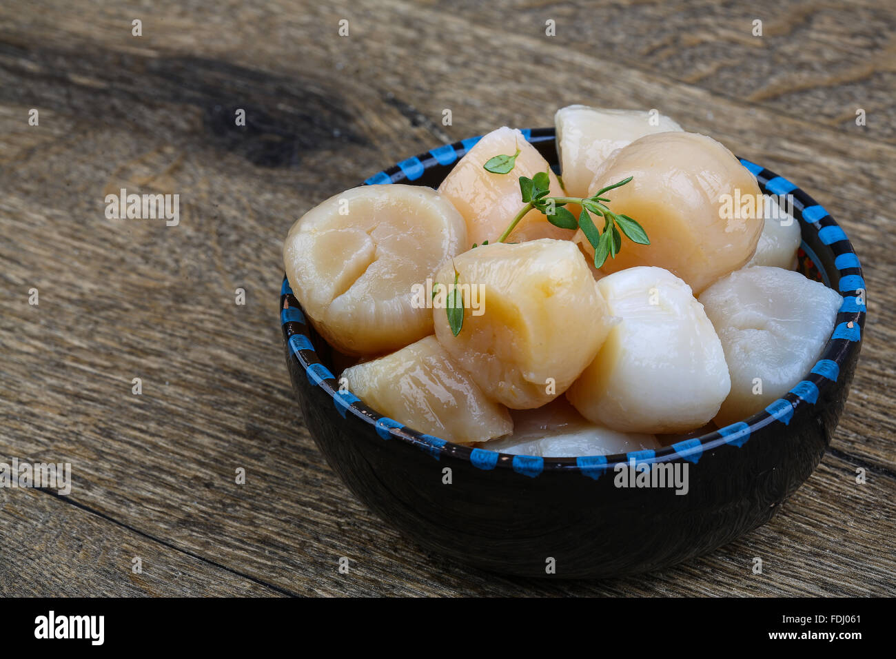 Raw scallops with thyme ready for cooking Stock Photo Alamy