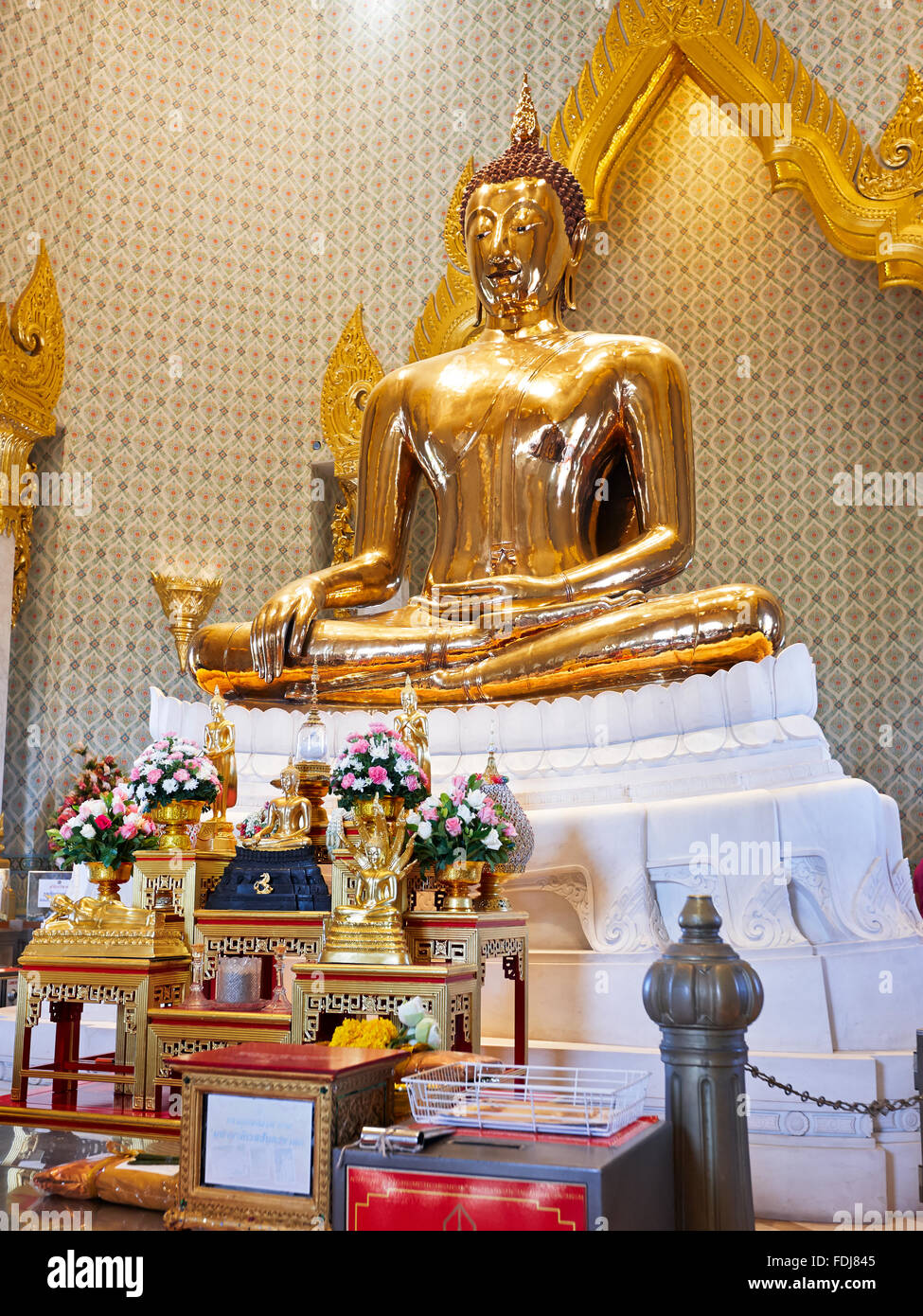 Solid Gold Buddha Image In Wat Traimit Temple Bangkok Thailand Stock Photo Alamy Solid Gold Buddha Image In Wat Traimit Temple Bangkok Thailand Stock Photo Alamy