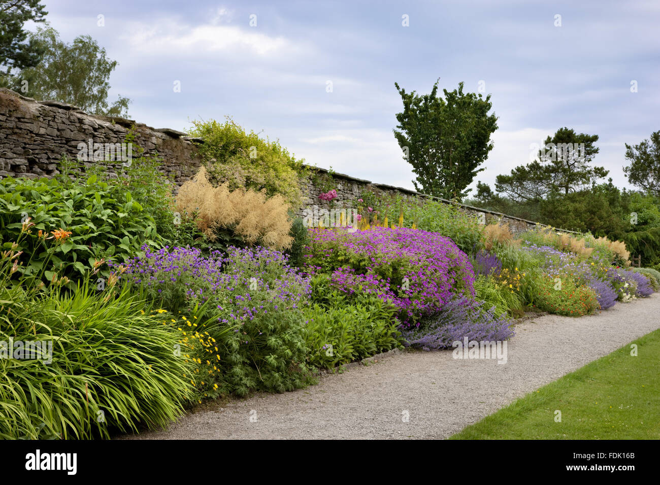 Herbaceous border path hi-res stock photography and images - Alamy