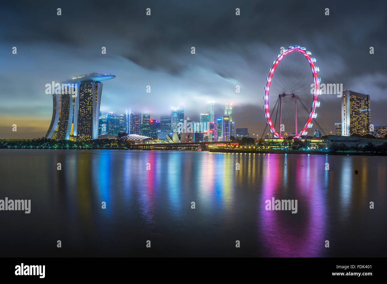 Singapore skyline at night hi-res stock photography and images - Alamy