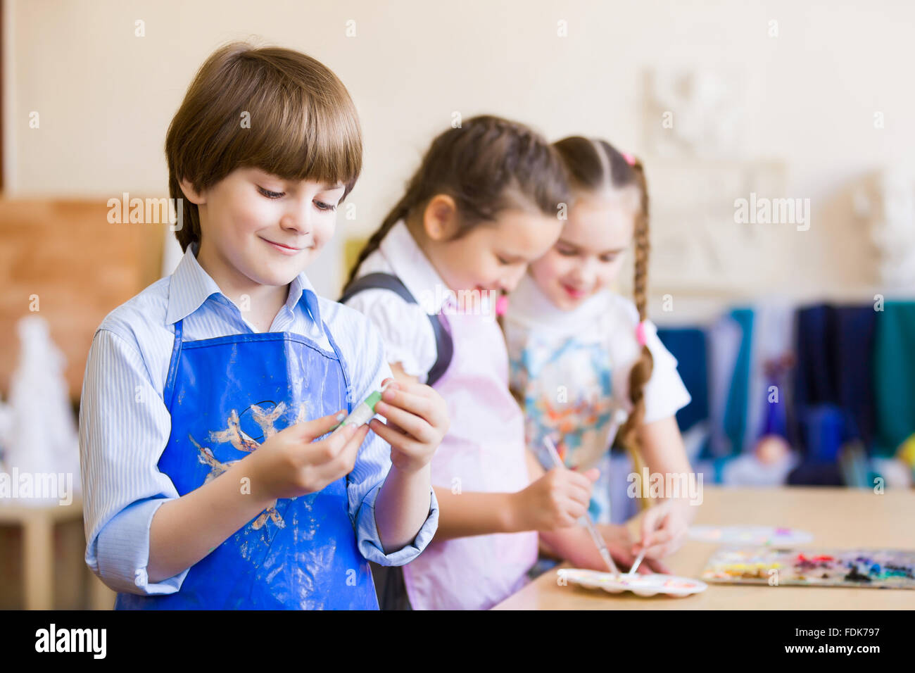 На творческих занятиях дети получают. Творческие занятия в Греции. Раздавать детям в классе на день. Картинка мальчик занимается творчеством