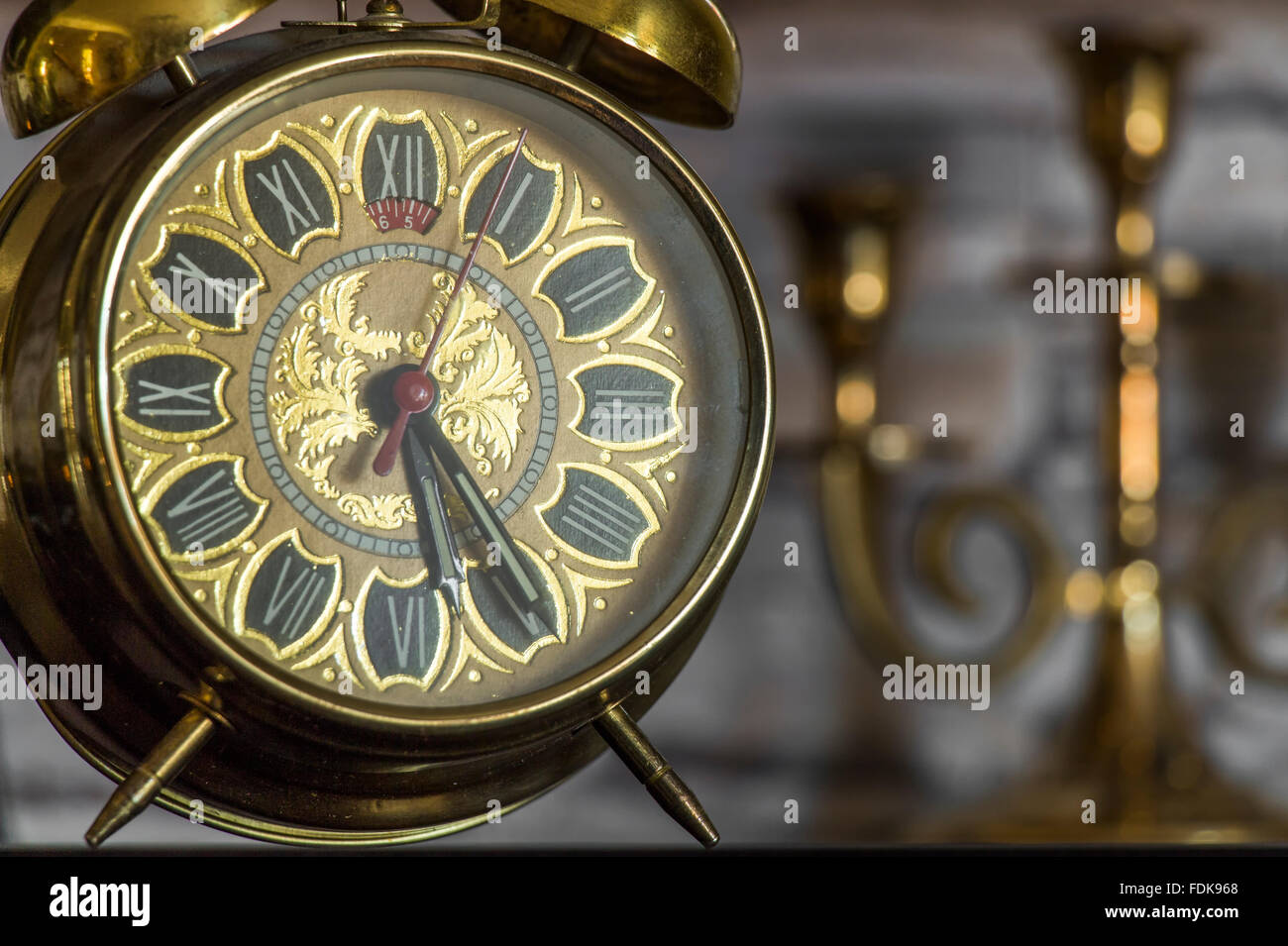 Old fashioned style clock hi-res stock photography and images - Alamy