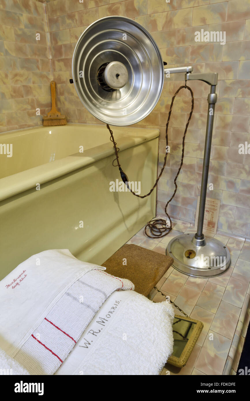 Ultra-violet lamp, a Sollux 400, in the Main Bathroom at Nuffield Place, Oxfordshire. The house was designed and built in 1914, and was the home of William Morris, Lord Nuffield, motor manufacturer, from 1933 until his death in 1963. Stock Photo