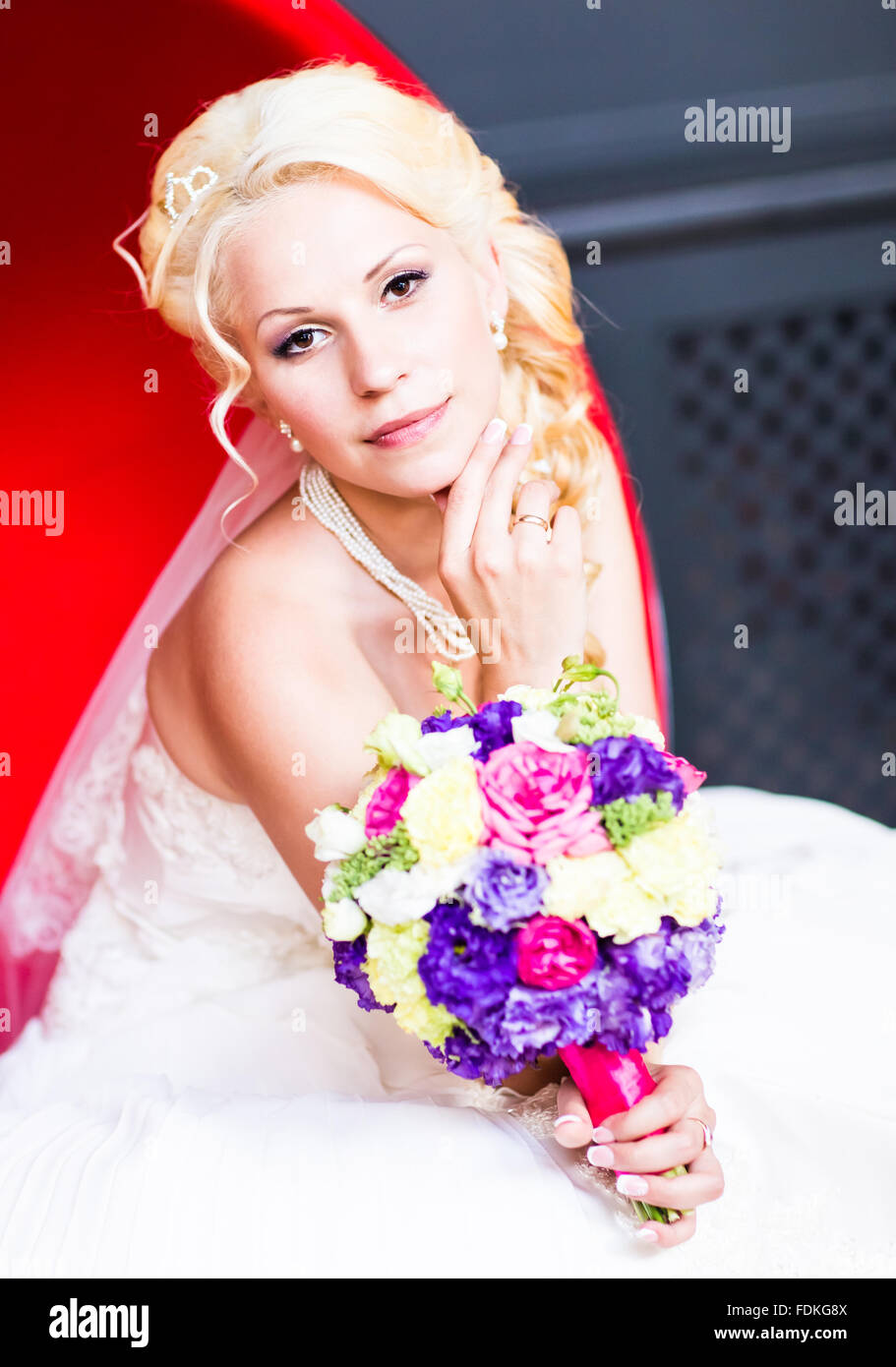 Beautiful blonde bride with wedding bouquet of flowers Stock Photo - Alamy
