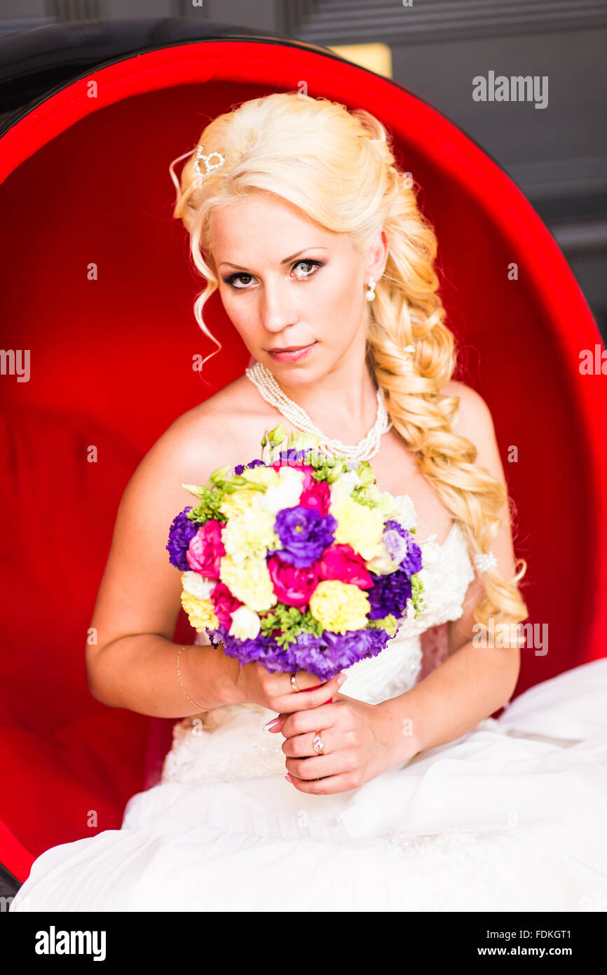 Beautiful blonde bride with wedding bouquet of flowers Stock Photo - Alamy