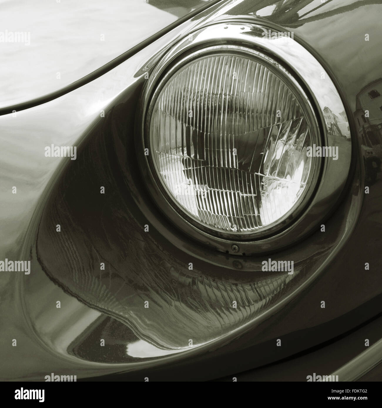 Vintage car headlight hi-res stock photography and images - Alamy