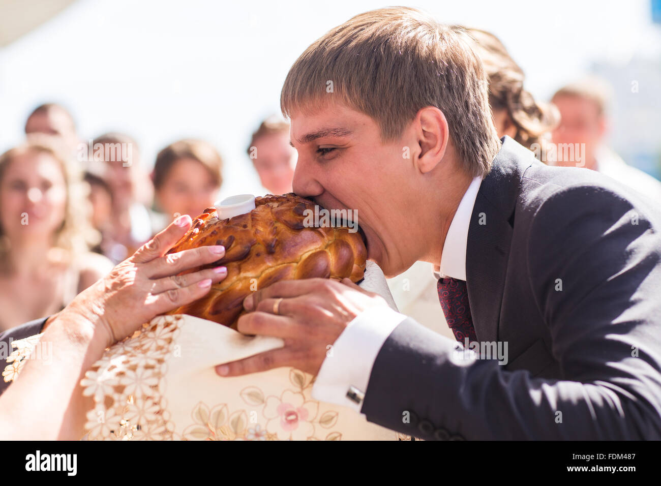Russian wedding round loaf. Wedding bread with salt. Russian wedding ...