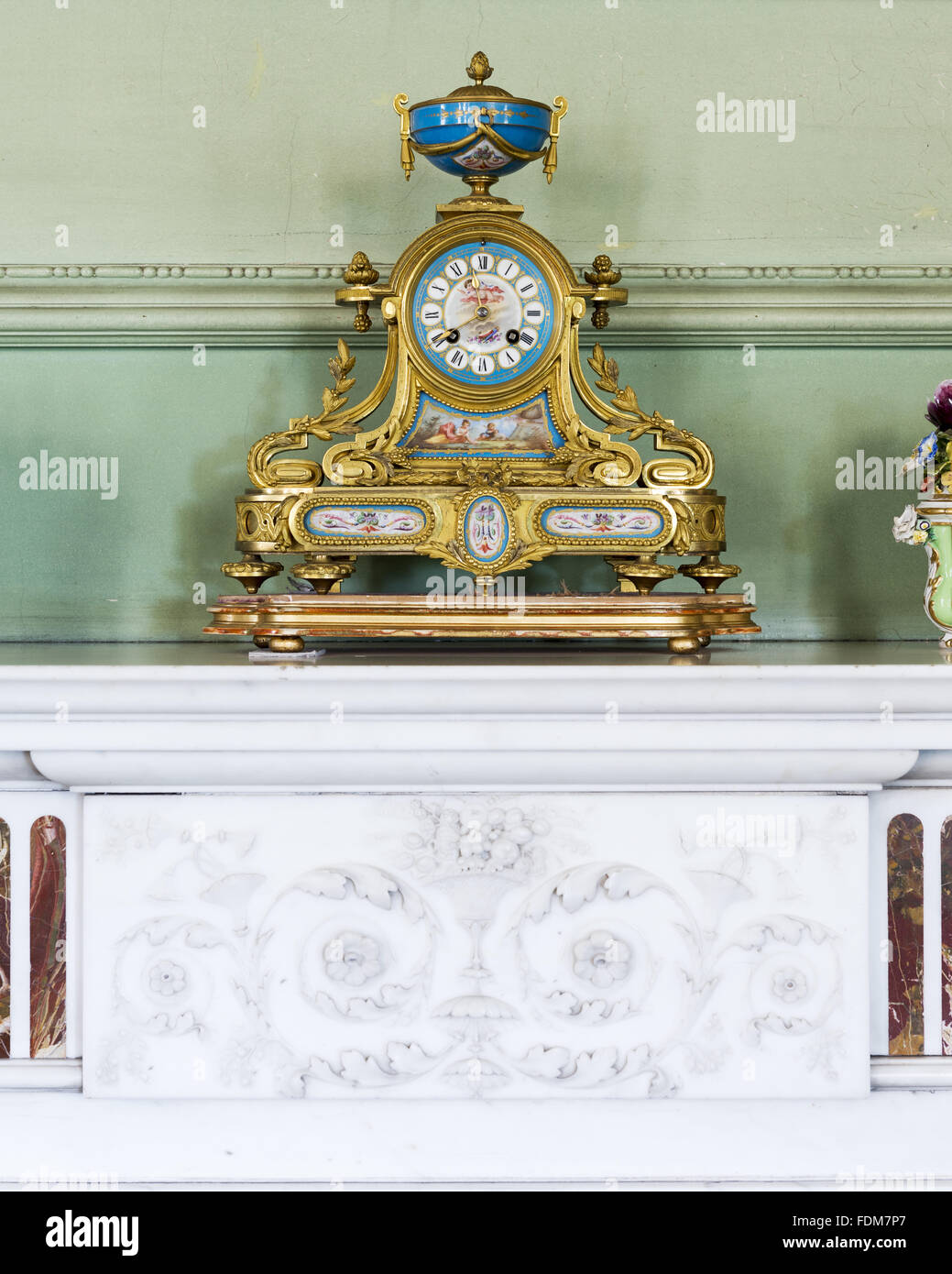 Mantel clock hi-res stock photography and images - Alamy
