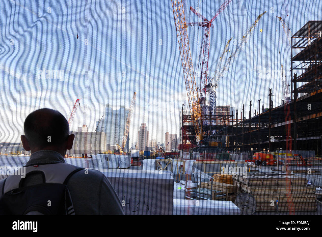 New York, USA, man looks through a network of sites for Geschaeftsgebaeude in Hudson Yards Stock Photo